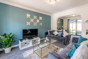 MK City Center House, perfect for FAMILIES, GROUPS, free parking, Sky TV, Desk space managed by CHIQUE PROPERTIES LTD